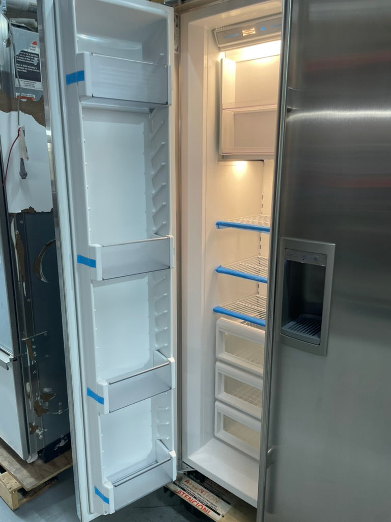 SubZero 685/S - 42” Side-By-Side Refrigerator/Freezer